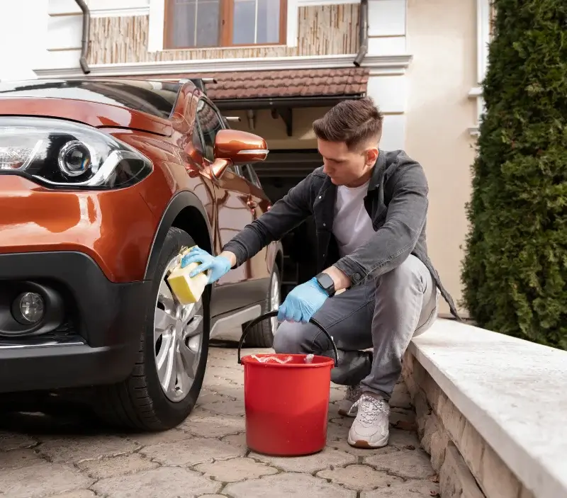 Lavage auto à domicile Folligny : professionnel intervenant sur un véhicule